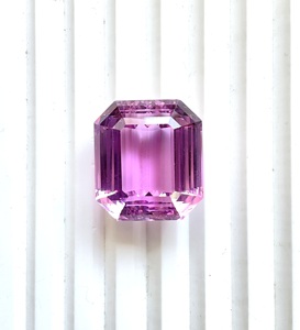 Pietra naturale di kunzite taglio ottagonale da 59,16 carati per la creazione di gioielli raffinati - Product Image 2