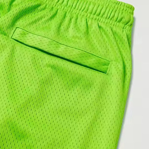 Shorts de sport pour hommes en mesh, design graphique par sublimation, légers, respirants, pour la gym, les entraînements et les occasions décontractées - Product Image 5