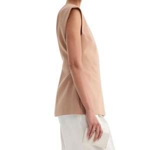 Top corto de punto estilo concha color bronceado para mujer, sin mangas, con dobladillo peplum, cuello alto, ajuste ceñido y tejido acanalado. - Product Image 2