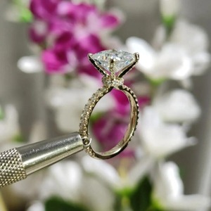 แหวนหมั้นมอยส์ซาไนต์ทรงปรินเซสคัท 2 กะรัต ทองคำขาว 14k แหวนแต่งงานเพชรทรงสี่เหลี่ยม 3/4 วงสำหรับผู้หญิง ทรงปรินเซส - Product Image 5