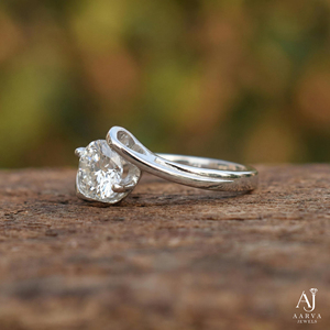 Anillo de compromiso y boda vintage de plata de ley 925 con moissanita de corte ovalado chapado en rodio y engaste de garra abierta para mujer - Product Image 2