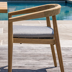 Espace repas extérieur en teck couleur bois naturel avec coussins supplémentaires pour une utilisation intérieure et extérieure. - Product Image 3
