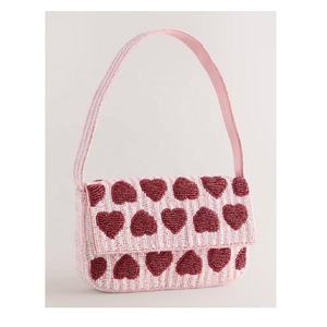 Bolso de hombro hecho a mano con cuentas y diseño de corazón para guardar artículos personales pequeños, teléfono, llaves y otros accesorios. Regalo para niñas. - Product Image 1