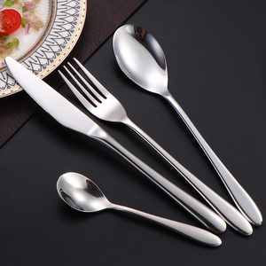 Ensemble de couverts de table classiques et fonctionnels UM STEEL en acier inoxydable – Cuillères, fourchettes, couteaux – Vaisselle équilibrée et écologique pour la maison - Product Image 5