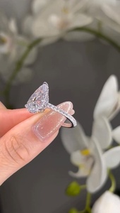 Anillo de Compromiso con Diamante de Corte Pera de 5 Quilates para Mujer |   Boda en la Catedral con Halo Oculto |   Anillo de Compromiso de Lujo en Oro de 18K con Certificado IGI - Product Image 4