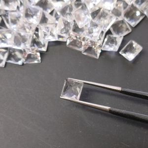 โทแพซสีขาวธรรมชาติ 6 มม. ทรงสี่เหลี่ยมเจ้าหญิงคัท คุณภาพดีที่สุด พลอยเม็ดเดี่ยวสำหรับทำเครื่องประดับ - Product Image 4