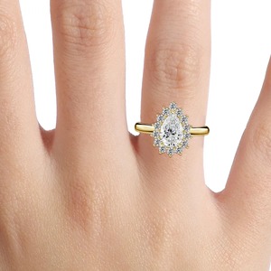Anillo de compromiso con diamante cultivado en laboratorio de corte pera de 2.10 quilates, oro amarillo con halo de flores. - Product Image 3