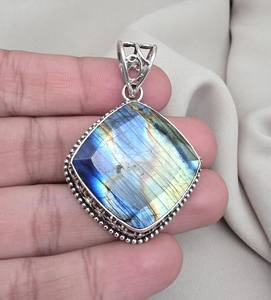 Pendentif en labradorite naturelle, argent sterling 925, forme coussin, labradorite chatoyante, bijoux en pierres précieuses faits à la main - Product Image 4