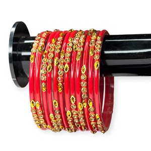 Brazalete de Moda Chapado en Oro con Perlas de Imitación Rojas Radiantes y Detalles Dorados Brillantes, Precio al por Mayor - Product Image 2