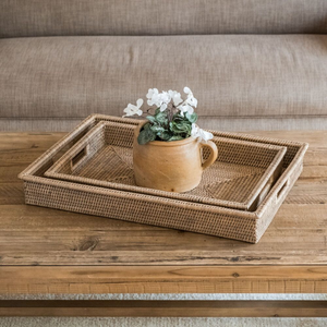 Plateau rond en rotin tressé avec poignées latérales intégrées et base incrustée de motifs de feuilles vertes, disponible à prix de gros. - Product Image 4