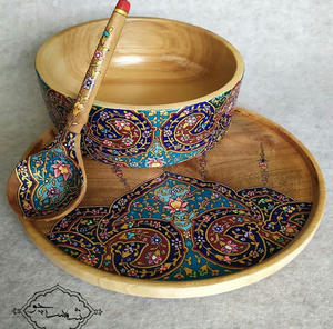Ensemble bol et assiette en bois avec motifs orientaux bleus vibrants et cuillère, pichwai en métal fait main disponible à prix de gros. - Product Image 1