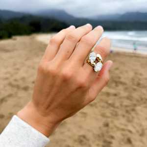 Anillo de compromiso Toi et Moi con diamante cultivado en laboratorio de corte ovalado de 6 quilates, engaste de púas, banda moderna abierta tipo bypass, joyería fina de oro macizo de 14k y 18k - Product Image 2