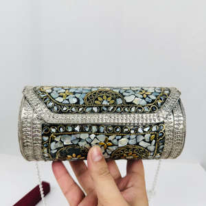 Bolso de Noche Tipo Clutch con Mosaico Metálico Pulido Chapado en Oro, Estilo Artesanal Indio Moderno, con Incrustaciones Coloridas y Correa Cruzada - Product Image 3