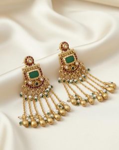Pendientes Kashmiríes de Lujo Chapados en Oro para Mujer |   Pendientes Étnicos Tradicionales con Piedra Verde y Borlas de Perlas |   Nupcial - Product Image 3