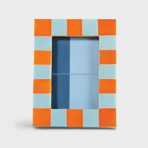 Marco de Fotos de Madera Hecho a Mano con Base Negra y Decoración Artística de Resina con Patrón de Coral Naranja - Product Image 3