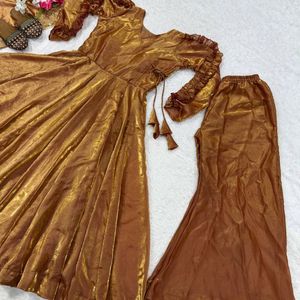 Salwar Kameez pakistanais de créateur en modal, à l'aspect élégant, avec broderie lourde dessinée à la main et motif traditionnel, et dupatta assortie. - Product Image 5