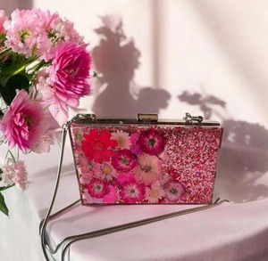 Pochette de soirée de luxe en résine faite à la main, best-seller, pour femme, avec fermeture magnétique et bandoulière chaîne, disponible à la vente - Product Image 1
