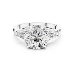 Anillo de Compromiso Clásico de Tres Piedras con Moissanita de Corte Redondo y Baguette Lateral, Regalo para el 3er Aniversario - Product Image 1