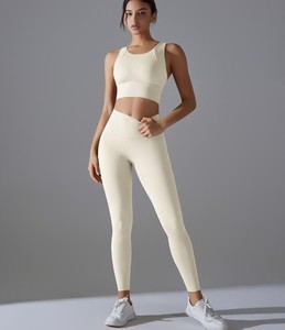 Ensemble de sport 2 pièces personnalisé avec logo pour femme, respirant et écologique en polyester/coton, idéal pour le yoga et la gym - Product Image 4