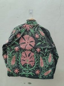 เสื้อแจ็คเก็ตกำมะหยี่สีเทาปักลายดอกไม้สีชมพูและลายเถาวัลย์สีเขียวแบบแฮนด์เมด |   เสื้อแจ็คเก็ตผู้หญิงงานฝีมืออินเดีย - Product Image 6