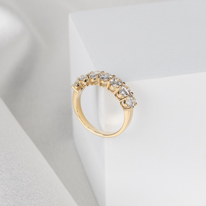 Bague à sept pierres en diamant de laboratoire ovale de 1,4 carat, monture à griffes en or jaune 14 carats, alliance élégante, bijoux fins minimalistes - Product Image 5