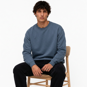 Sweat-shirt personnalisé pour homme en molleton de coton, coupe décontractée, avec patch tissé personnalisé, texture lavée et détail col rond - Product Image 6