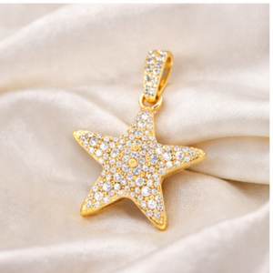 Élégant et Unique Collier Pendentif Étoile de Mer en Or Massif 10K avec Diamant Moissanite, Création Personnalisée, Cadeau Idéal pour les Amateurs de Plage - Product Image 1