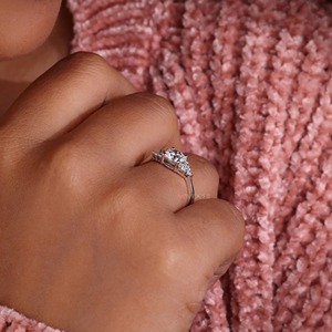 Anillo de compromiso con diamante redondo cultivado en laboratorio de 1 quilate y banda plegada - Product Image 1