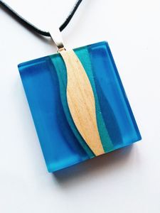Collier pendentif en résine époxy fait main, incrustation bois bleu-vert, bijou artistique de forme irrégulière, technique de moulage, pièce de collection - Product Image 1