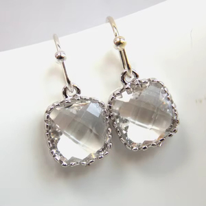 Pendientes de cristal pequeños y delicados, pendientes plateados para dama de honor junior, pendientes nupciales, regalo para mujer - Product Image 1