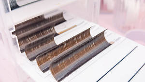 Extensions de cils 3D plates en ellipse faites à la main, couleur bordeaux, en PBT synthétique doux, mates et colorées pour greffe en salon - Product Image 4
