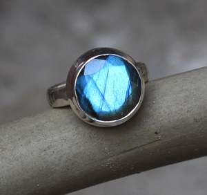 Bague en labradorite naturelle en gros, en argent sterling 925, faite à la main, avec véritable éclat bleu, bague statement en pierre précieuse de labradorite - Product Image 1