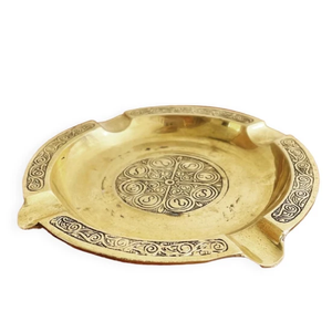 Cendrier rond en métal doré poli, gravé d'une fleur étoilée centrale, disponible à prix de gros. - Product Image 3