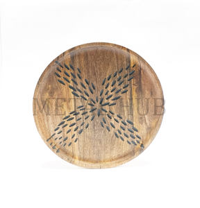 Plato Decorativo Redondo para Mesa con Diseño de Hoja Grabada en el Centro y Acabado con Detalles Negros, para Uso como Base de Platos en la Cena - Product Image 3