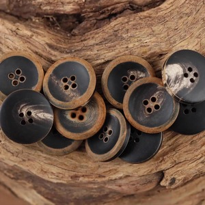 Boutons en corne de buffle de haute qualité, faits à la main, boutons à 4 trous, pour chemise, veste, manteau, couleur naturelle, forme ronde - Product Image 2