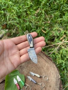 Cuchillo Llavero Mini Hecho a Mano con Patrón Damasco, Mango de Madera Multicolor y Funda de Cuero - Cuchillos Premium de Alta Calidad - Product Image 3