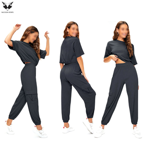 Conjunto deportivo de dos piezas para mujer, top corto y pantalones jogger, ideal para viajes, descanso y ejercicio. - Product Image 5