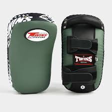 Heavy Duty Curved Strike Pad for Kickboxing MMA Muay Thai Training Impact Protection Coaching Practice Equipment - Product Image 3