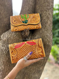 Pochette en cuir usiné à fleurs gaufrées de style occidental sac à main conçu pour femmes vente chaude pochette à la mode en cuir usiné de taille compacte - Product Image 4