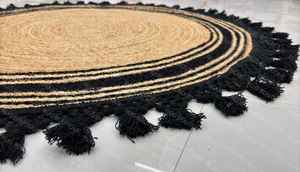 Tapis d'appoint en jute tissé à la main, style bohème chic, noir, avec pompons, pour décoration intérieure de style farmhouse - Product Image 6