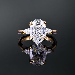 AMBER JEWELS Anillo de Cóctel Unisex Chapado en Oro Sólido de 14K con Diamante Ovalado Cultivado en Laboratorio, Engaste de Puntas, Certificado IGI, Estilo de Lujo - Product Image 1