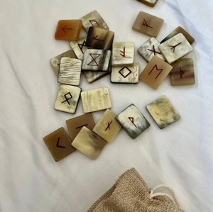 Juego de runas de cuerno, piedras naturales para adivinación espiritual, juego nórdico de la fortuna, diseño simbólico antiguo - Product Image 1