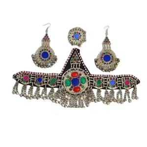 กำไลข้อมือโบราณของชนเผ่ากุจิอัฟกัน ประดับด้วยหินแก้วหลากสีสัน ลวดลายโลหะนูนสลักอย่างประณีต แบบดั้งเดิมของชนเผ่า - Product Image 2