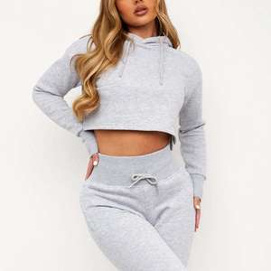 Sudadera con capucha corta gris para mujer, informal, de manga larga, con cordón ajustable - Product Image 1