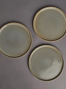 Assiette à dîner en céramique Minimal Olive, finition mate lisse, durable, résistante aux taches, design empilable facile pour des repas quotidiens élégants - Product Image 3