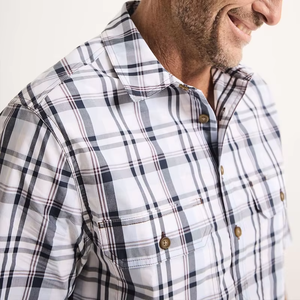 เสื้อเชิ้ตทำงานผู้ชาย ทรงหลวม แขนสั้น ผ้าฝ้าย 100% เนื้อผ้าบางเบาสำหรับฤดูร้อน มีจีบหลังสองจีบ กระเป๋าหน้าอกสองช่อง ชายเสื้อโค้ง ลายตาราง - Product Image 3