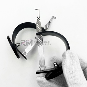 Pinzas Profesionales RMI para Extensión de Pestañas con Punta Plateada y Agarre de Diamante, con 1 Soporte para Pinzas de Color Negro - Product Image 3