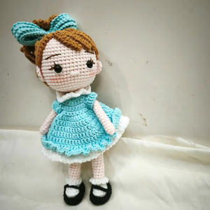 Poupée longue en crochet faite à la main pour bébé fille, taille personnalisée, style dessin animé, jouet doux pour filles, cadeau idéal pour bébé, fabrication OEM au Vietnam - Product Image 1
