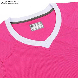 Proveedor OEM ODM de Primera Calidad, Jersey Deportivo Moderno con Cuello en V, Ropa Deportiva Duradera con Ribete en Contraste, Personalizable para Clubes Deportivos - Product Image 4