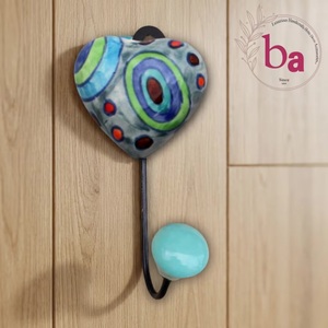 Gancho de pared de cerámica hecho a mano con forma de corazón y bola turquesa, diseño novedoso, gancho individual para colgar llaveros. - Product Image 1